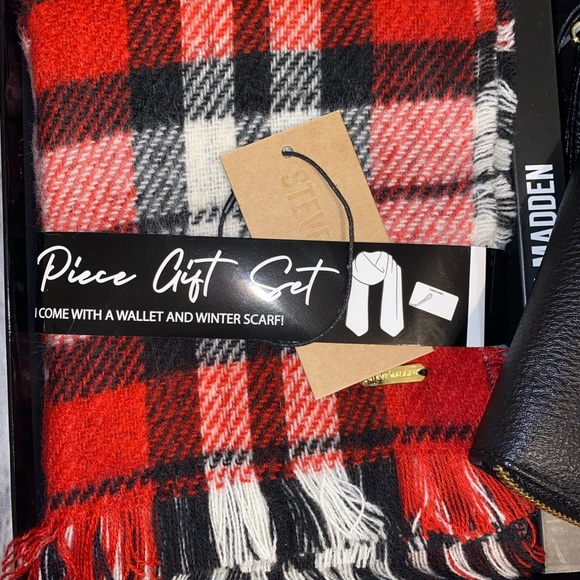 MK set scarf and medium wristlet wallet NWT - Picture 2 of 4